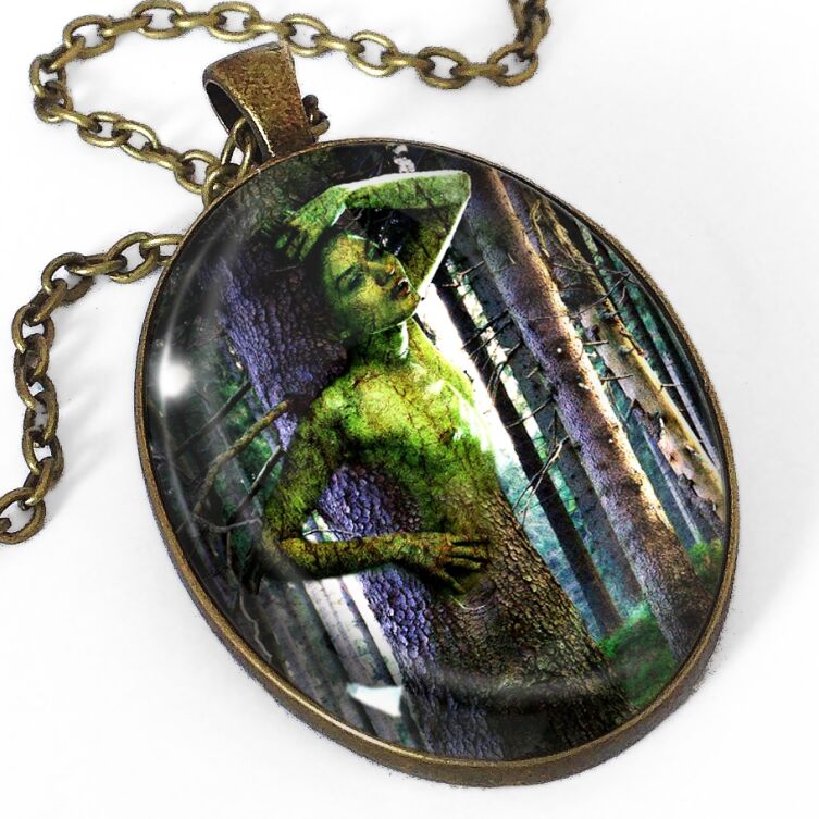 Woman’s nature oval pendant