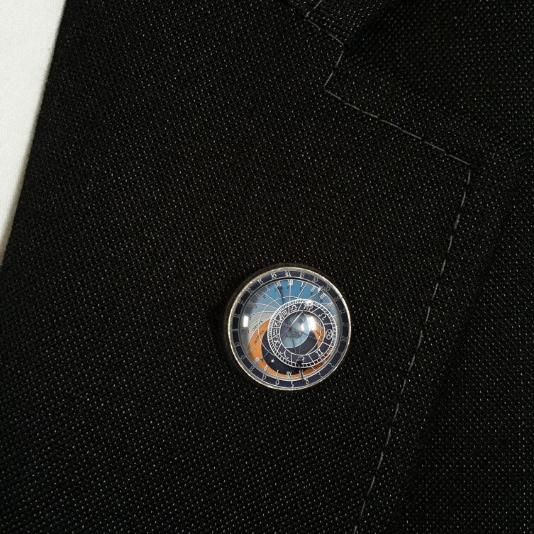 Anstecker Prager astronomische Uhr
