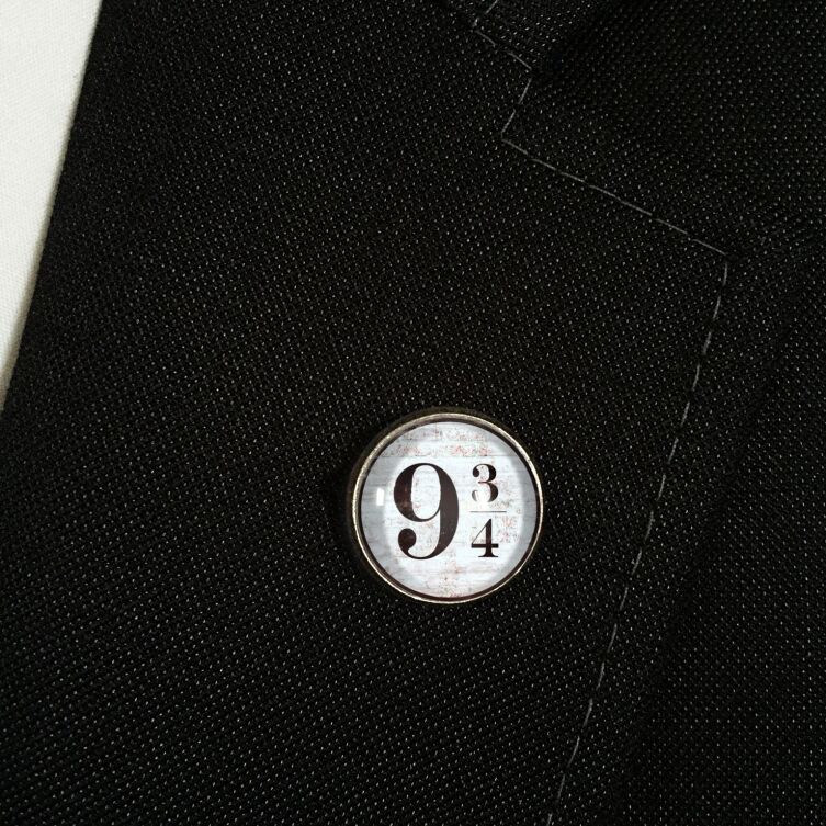 Peron 9 ¾ lapel pin
